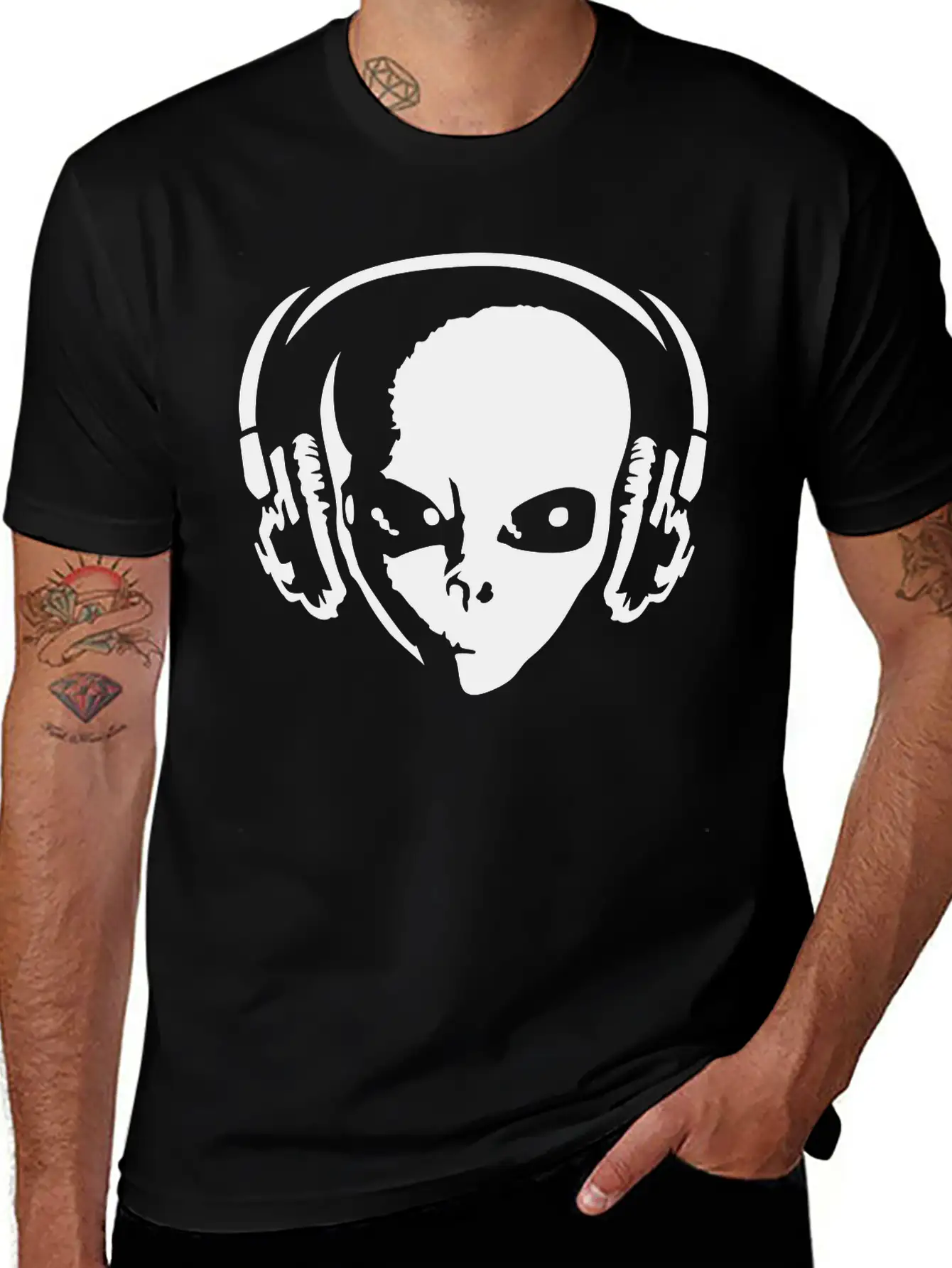 Alien With Headphones Comfortable Minimalist Graphic Tee – Summer Style Essential