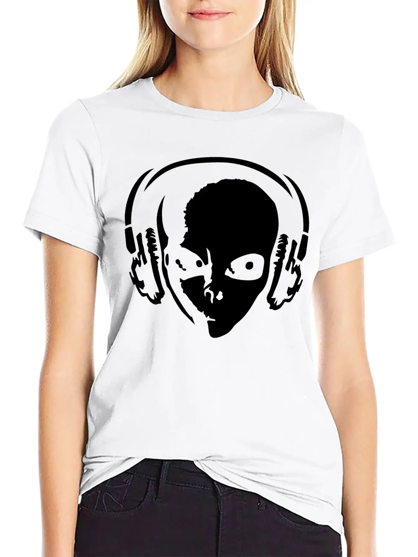 Alien With Headphones Comfortable Minimalist Graphic Tee – Summer Style Essential